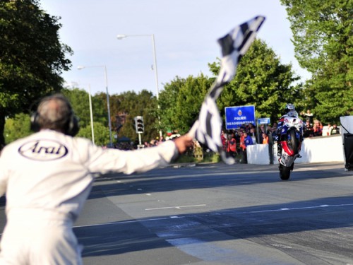 MacGuinness secures 17th TT win