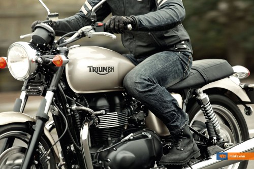 Triumph Bonneville 900 - click on the image