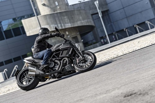 2016-Ducati-Diavel-Carbon-08